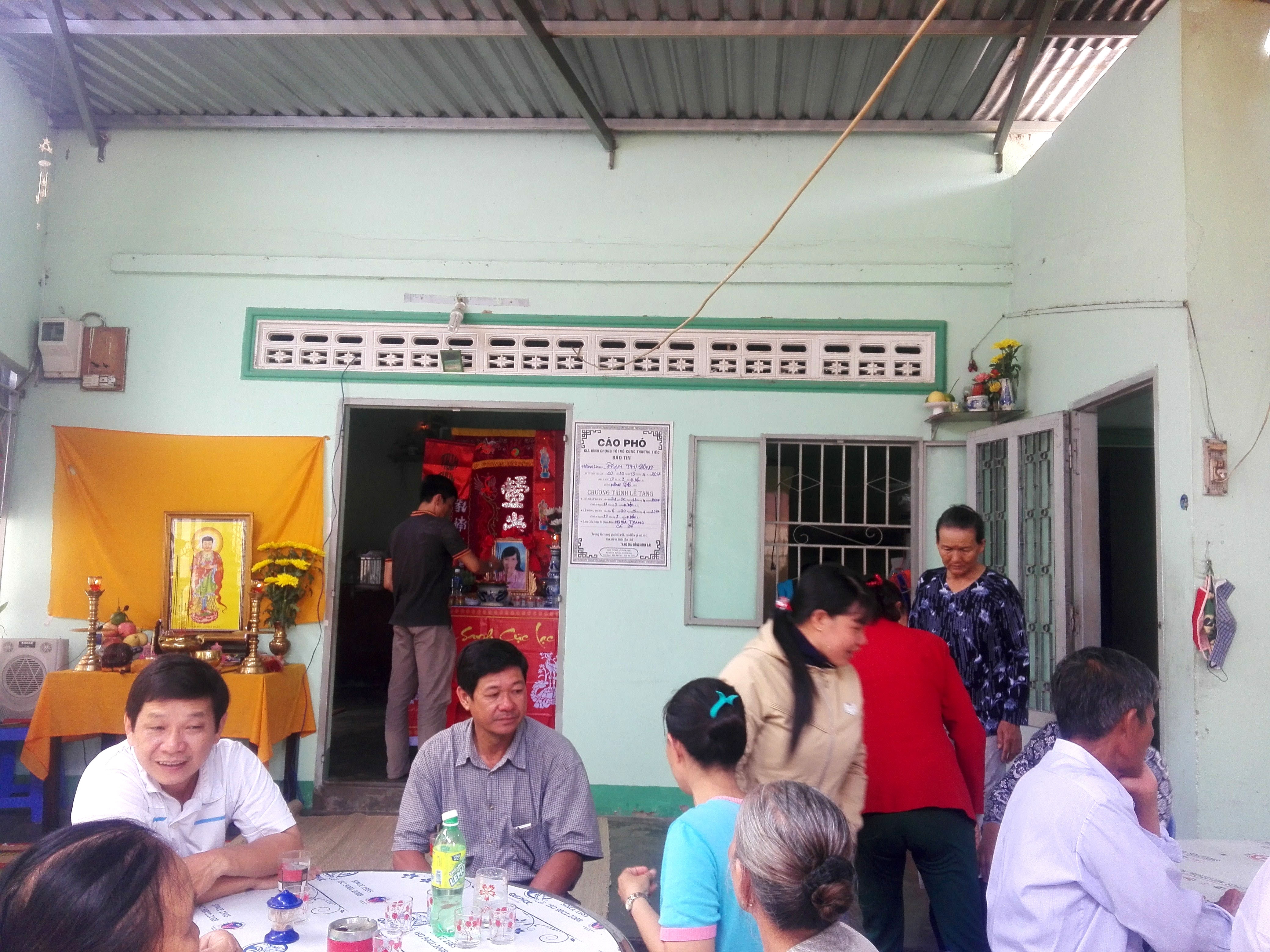 Me bi dien giat tu vong bo lai bon dua con anh 3