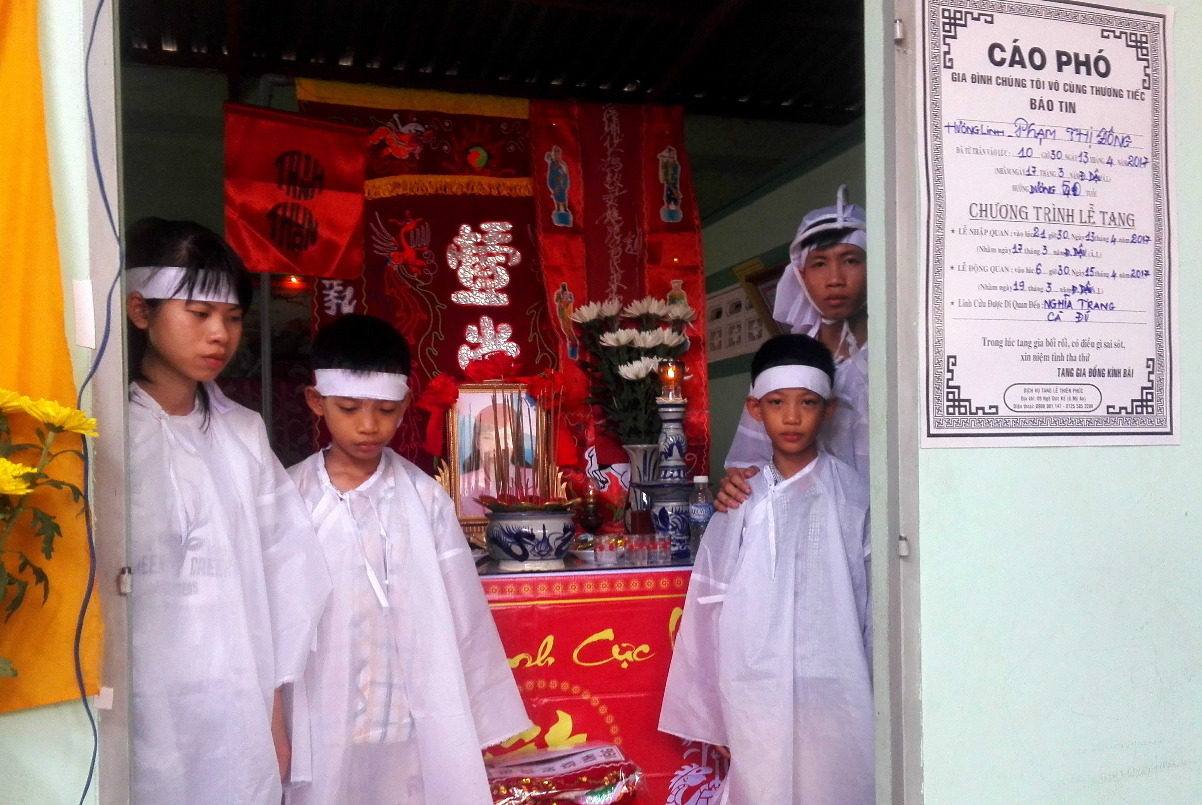 Bon dua tre mo coi ca cha lan me trong can nha tinh thuong hinh anh