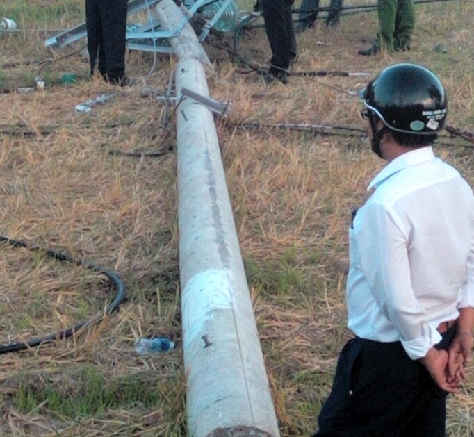 Tru dien do de chet cong nhan hinh anh