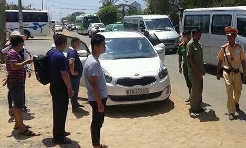 Chay qua toc do, du khach Trung Quoc tong thang oto vao CSGT hinh anh