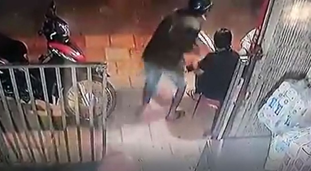 Vo mua hang roi giat dien thoai bo chay hinh anh