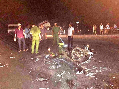 Xe may doi dau oto,  hai thanh nien tu vong trong dem le 30/4 anh 1