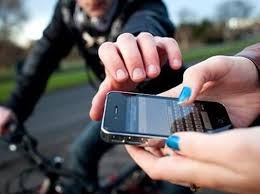 Clip gia vo vao tiem tap hoa mua do roi giat dien thoai hinh anh