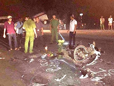 Xe may doi dau oto, 2 thanh nien tu vong trong dem 30/4 hinh anh