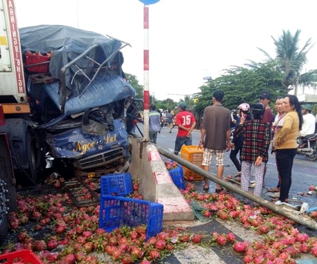 Tai xe ket cung trong oto bi kep giua xe dau keo va dai phan cach hinh anh