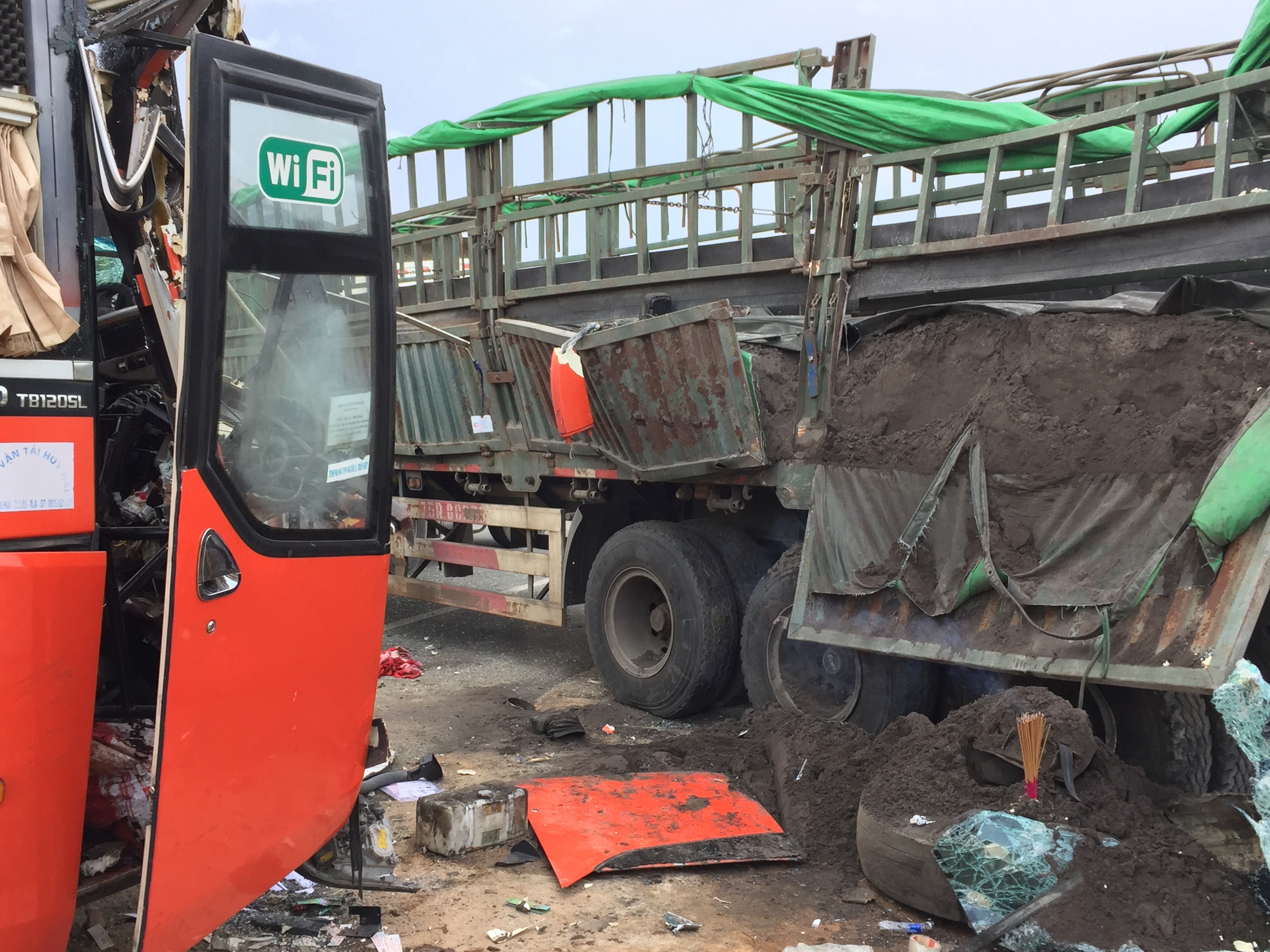 Them mot xe khach giuong nam va cham xe dau keo, phu xe thiet mang hinh anh