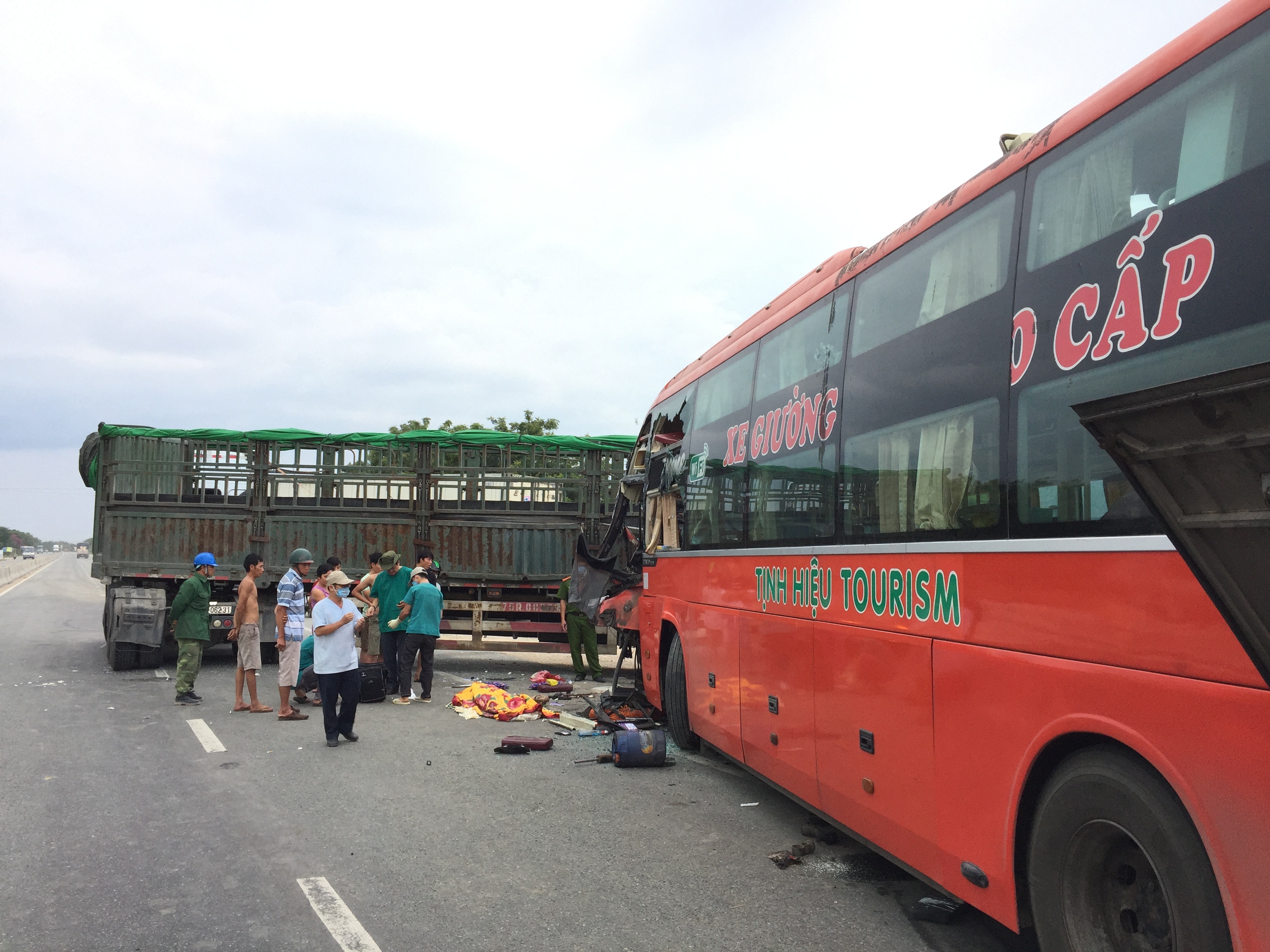 Xe khach giuong nam dam ngang hong xe dau keo,  3 nguoi thuong vong anh 1