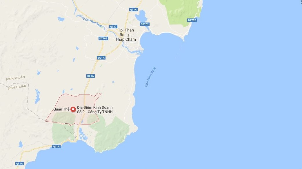 Xe khach giuong nam dam ngang hong xe dau keo,  3 nguoi thuong vong anh 2