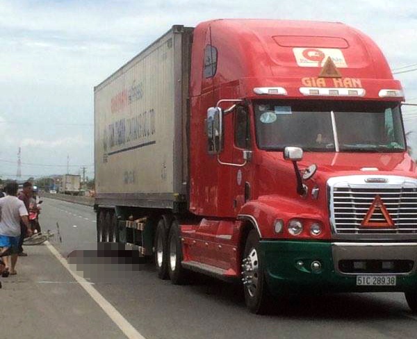 Nga ra duong do gio cuon, hoc sinh lop 6 bi xe dau keo can tu vong hinh anh