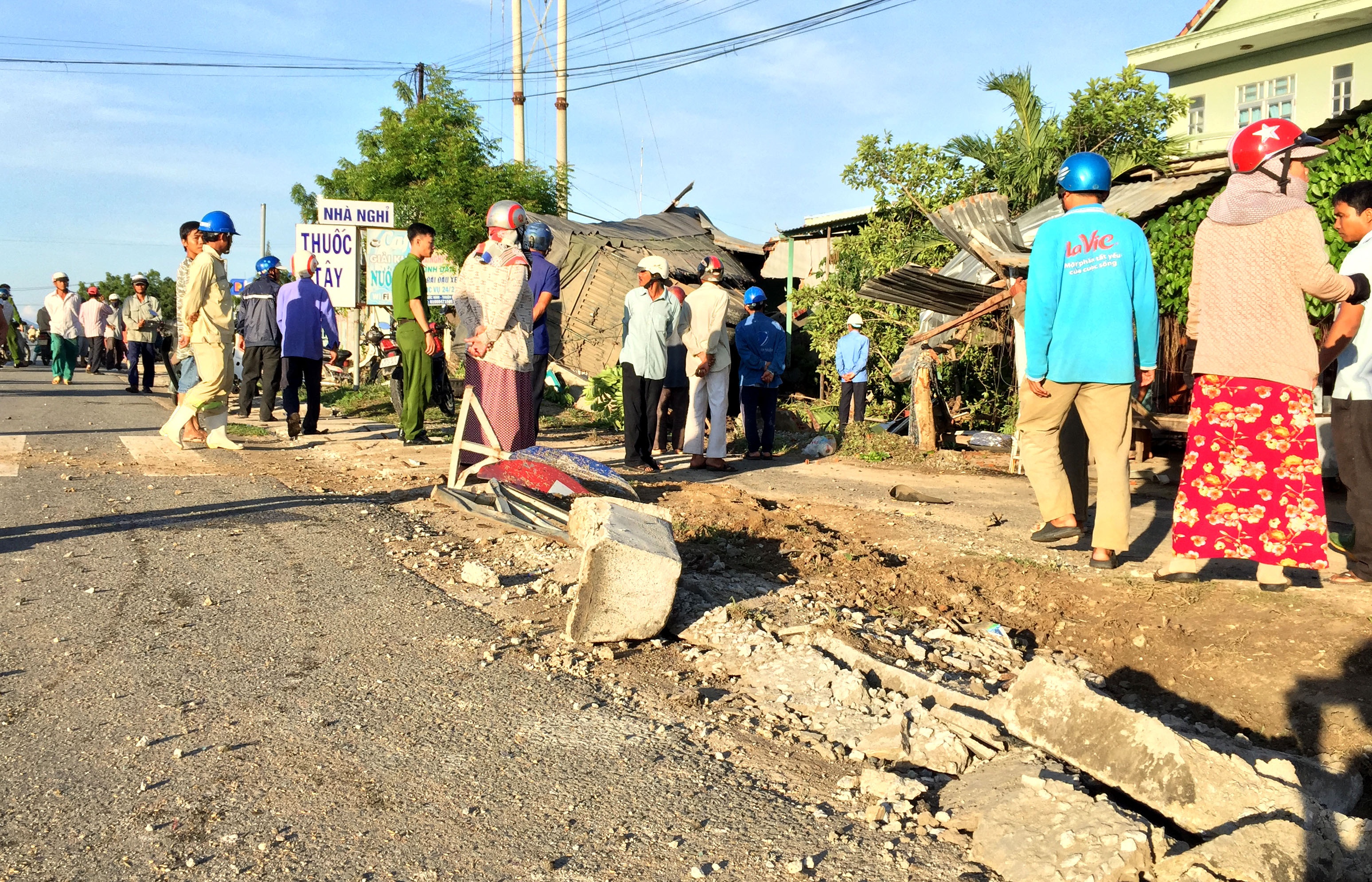 Tai xe xe dau keo roi khoi hien truong khi xe dau keo tong chet nguoi,  lao vao nha dan anh 2