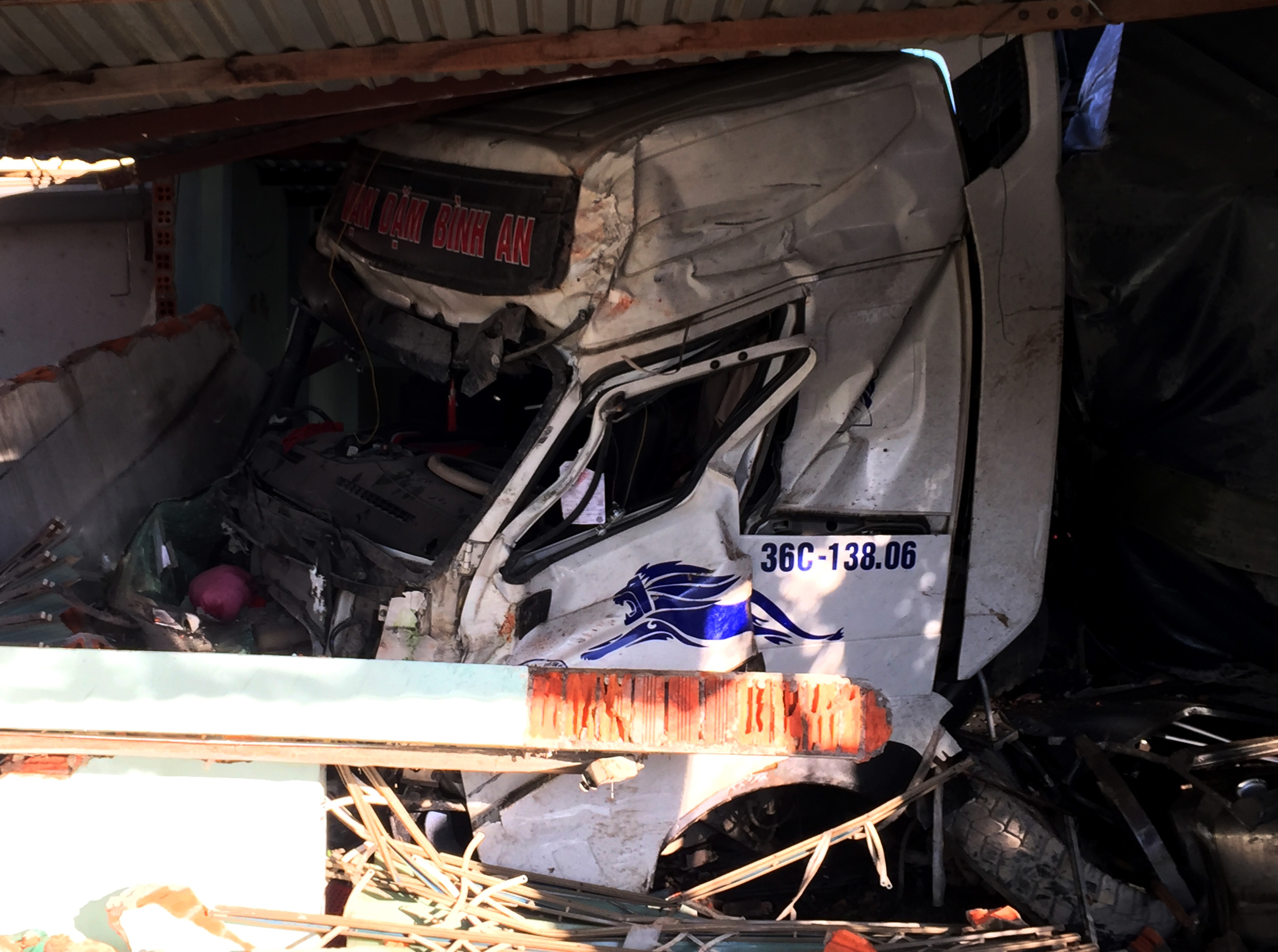 Xe dau keo tong chet mot phu nu, roi dam sap 3 nha dan hinh anh