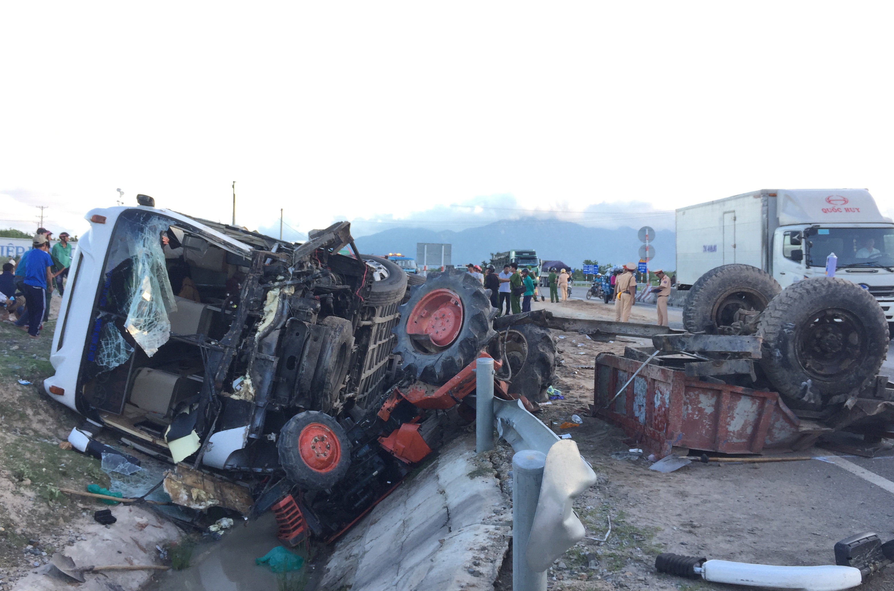 Xe khach giuong nam day may cay xa hon chuc met,  1 nguoi tu vong anh 1