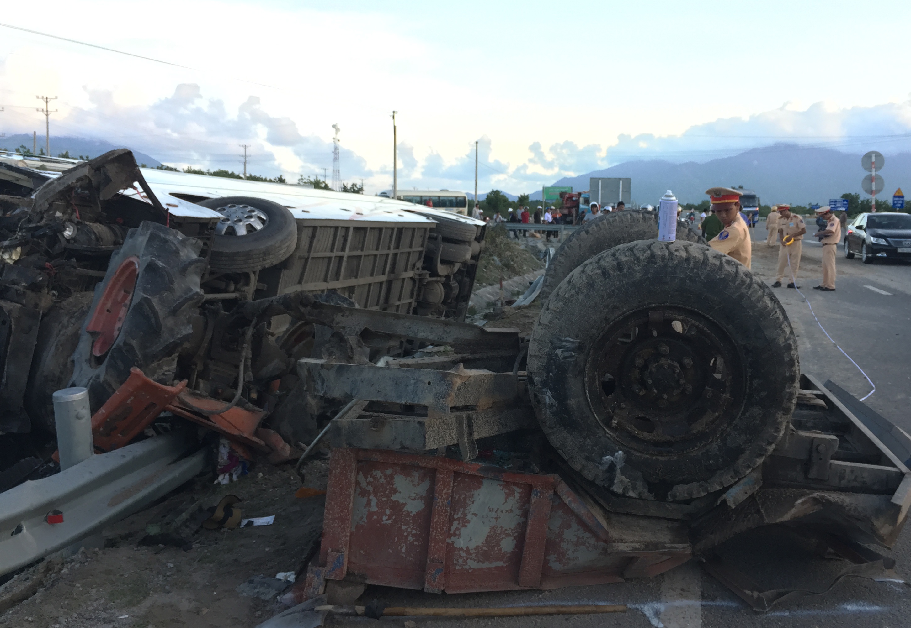 Xe khach giuong va cham may cay, 1 nguoi tu vong hinh anh