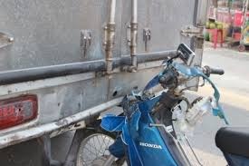 3 thanh nien di cung mot xe may thiet mang khi tong vao duoi oto tai hinh anh