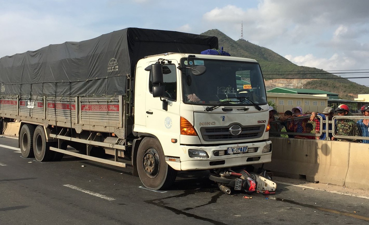 Thiet mang vi chay xe may nguoc chieu vao lan oto tren quoc lo 1 hinh anh