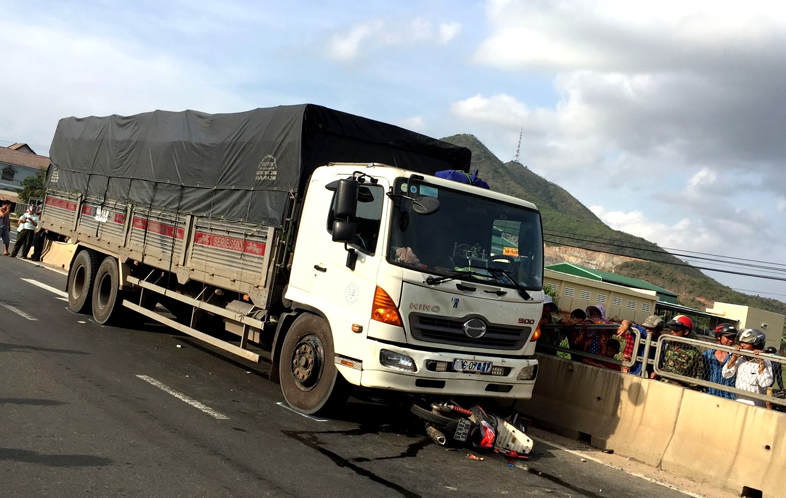 Người đàn ông thiệt mạng vì chạy xe máy ngược chiều trên quốc lộ ảnh 1 Nguoi dan ong thiet mang vi chay xe may nguoc chieu tren quoc lo anh 1