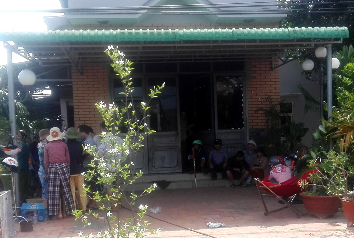 Nguoi dan pha cua cuu 2 dua tre trong can nha chay, me tu vong hinh anh