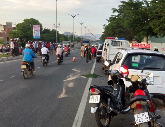 Nu can bo dang kiem tu vong bat thuong tren quoc lo 1 anh 1