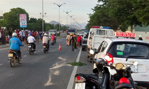 Nu can bo dang kiem tu vong tren quoc lo 1 hinh anh