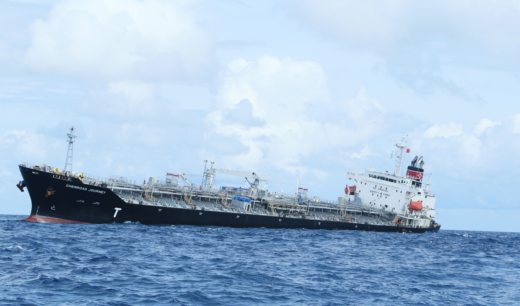 tàu chở 30000 tấn hóa chất mắc cạn ở biển phú quý ảnh 1 tau cho 30000 tan hoa chat mac can o bien phu quy anh 1