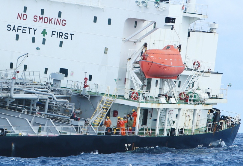 tàu chở 30000 tấn hóa chất mắc cạn ở biển phú quý ảnh 2 tau cho 30000 tan hoa chat mac can o bien phu quy anh 2