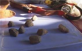 Nguoi lam hong mat ong lao sa luoi sau 13 nam tron na hinh anh