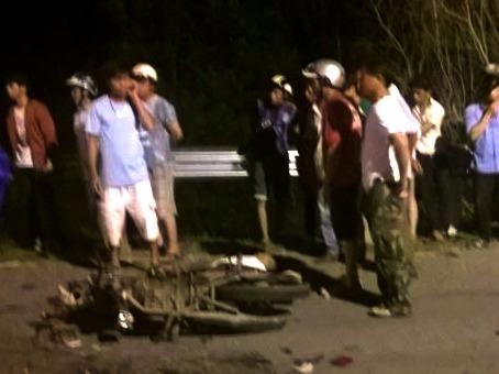 Xe may doi dau trong dem, 2 thanh nien tu vong hinh anh