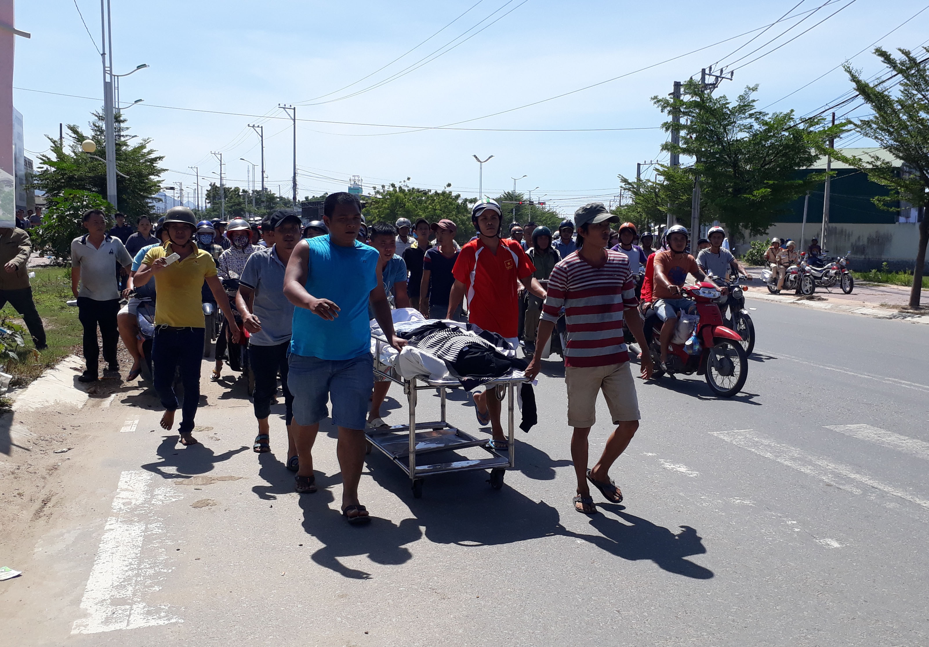 dùng áo sơ mi treo cổ trong phòng hỏi cung công an ảnh 1 dung ao so mi treo co trong phong hoi cung cong an anh 1