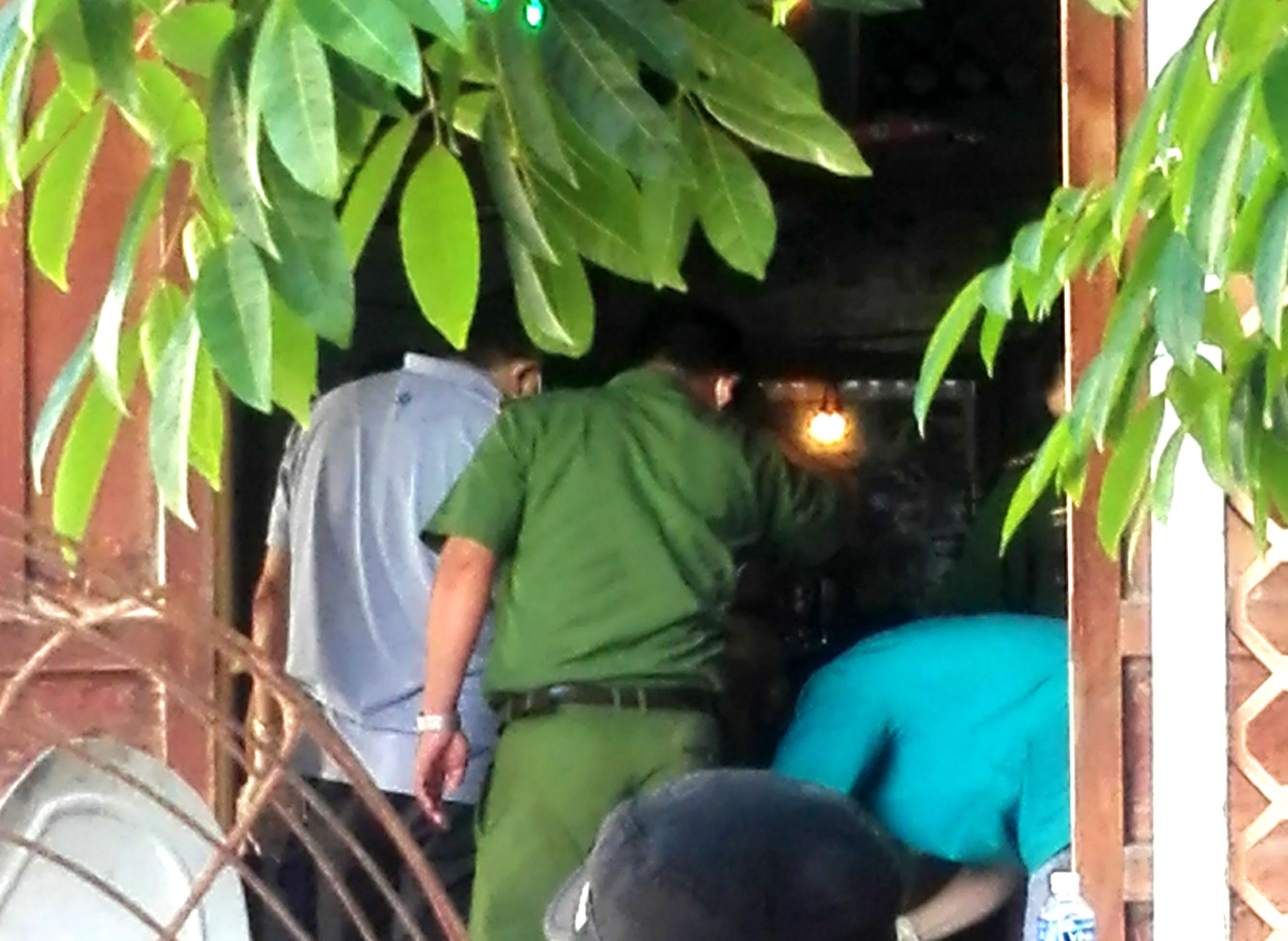 Thanh nien tu vong sau mot ngay o nha tam giu cong an hinh anh