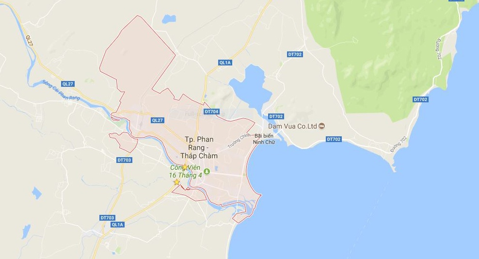 dung ao so mi treo co trong phong hoi cung cong an anh 3