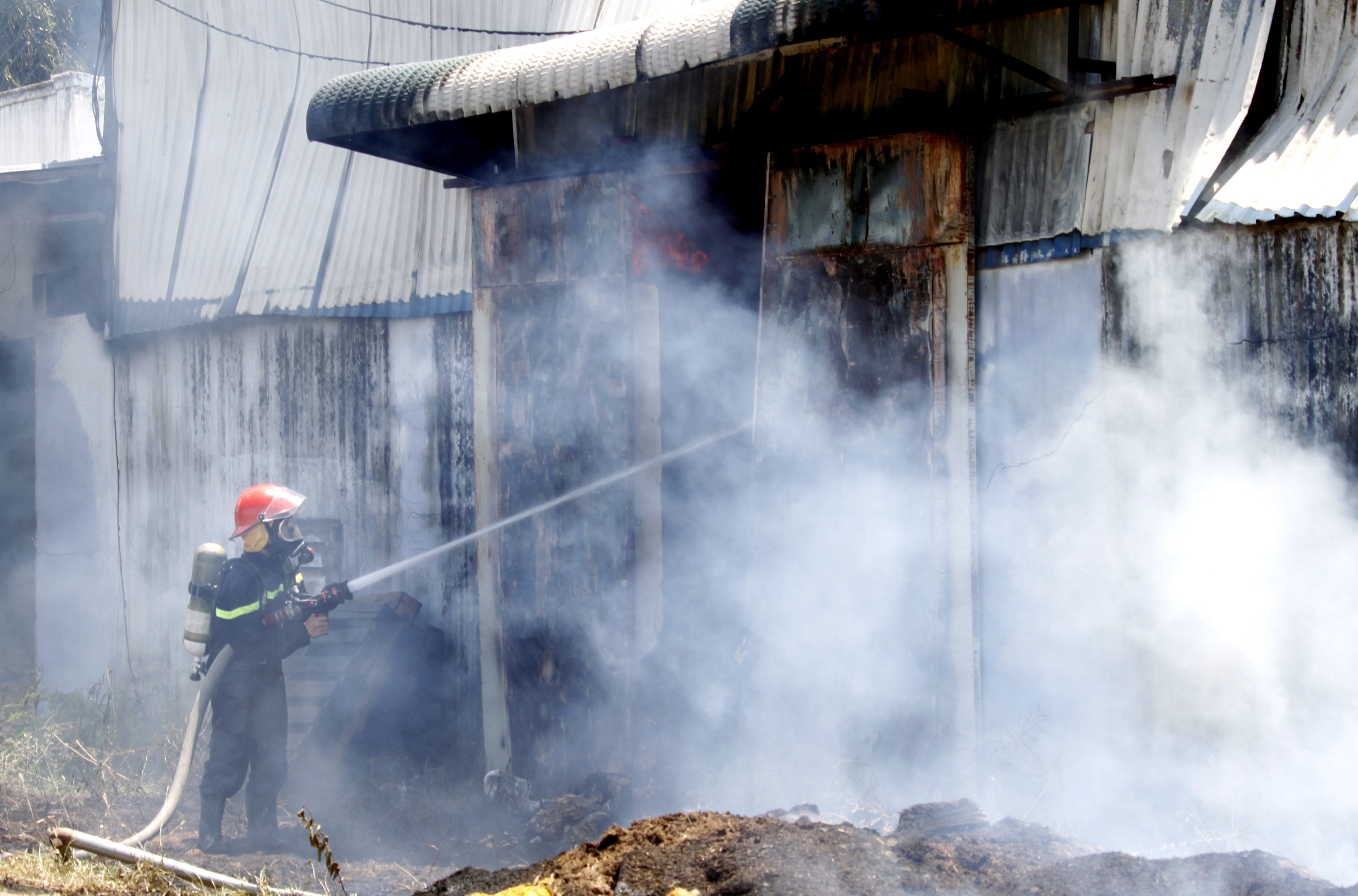 Lua boc chay o nha may che bien ba mia rong gan 1.000 m2 hinh anh