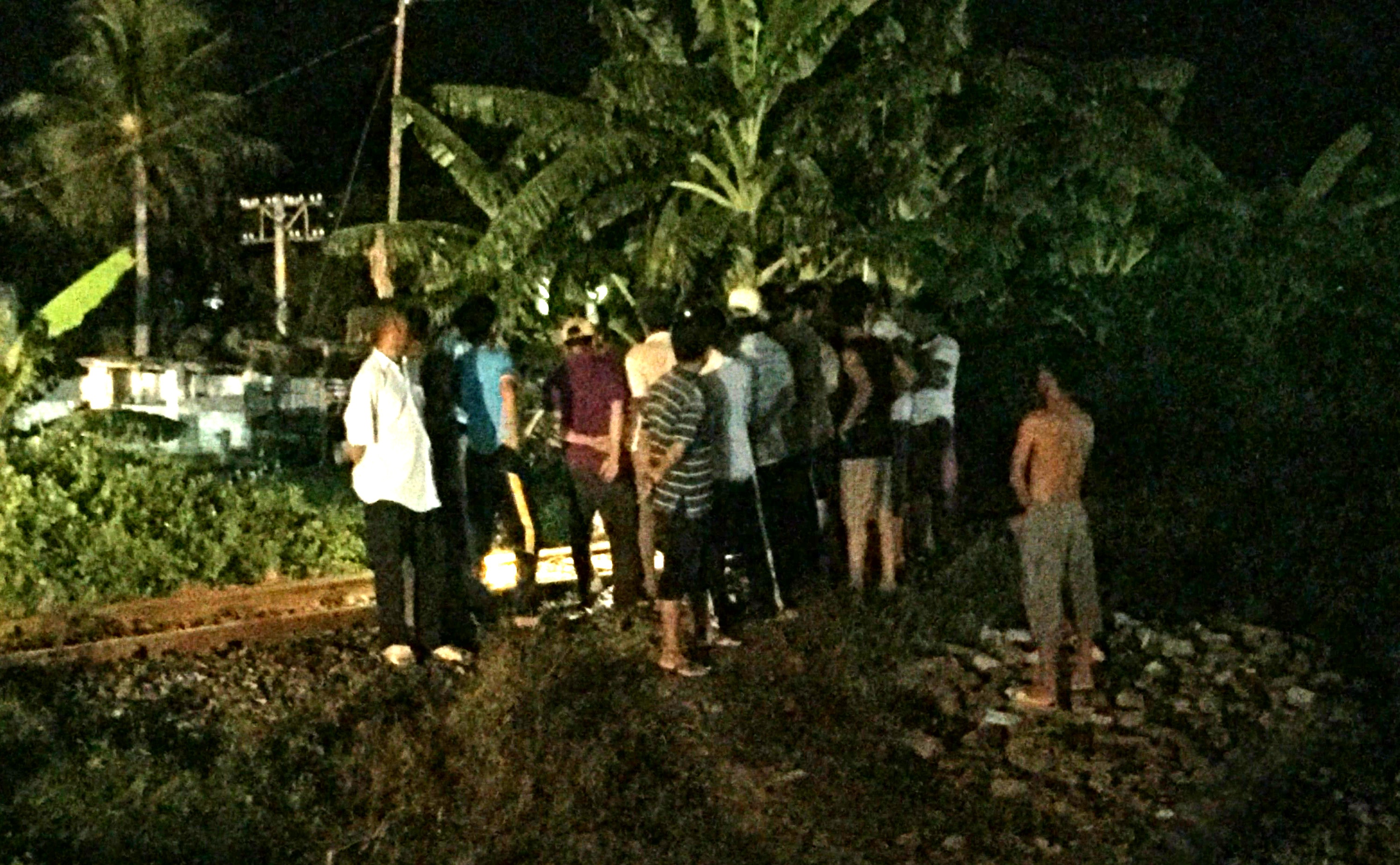 Thanh nien 9X bit mat dung giua duong ray cho tau hoa tong hinh anh