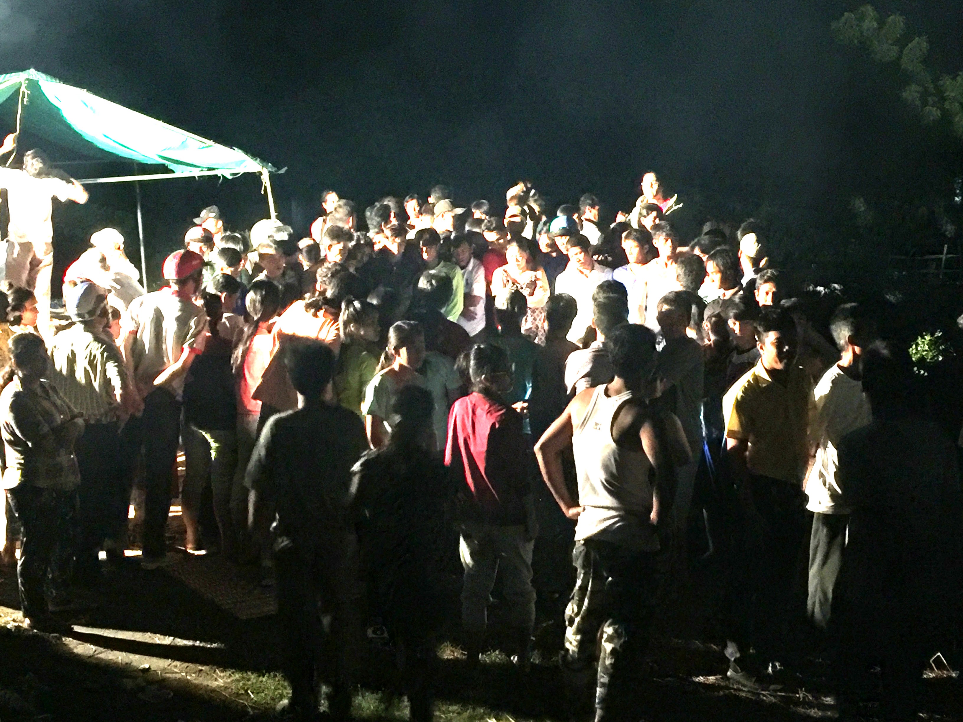 thanh nien bit mat dung giua duong tau anh 2