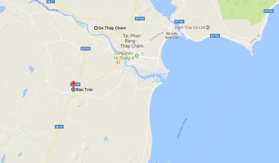 thanh nien bit mat dung giua duong tau anh 3