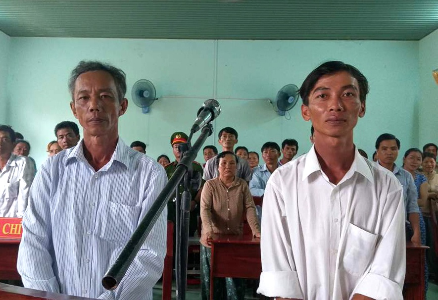 miễn hình phạt với trưởng thôn và công an thôn nhận hối lộ ảnh 1 mien hinh phat voi truong thon va cong an thon nhan hoi lo anh 1
