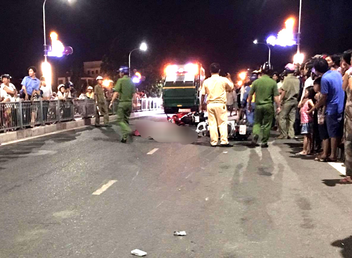 va cham xe may nga ra duong bi xe cho rac tong tu vong anh 1