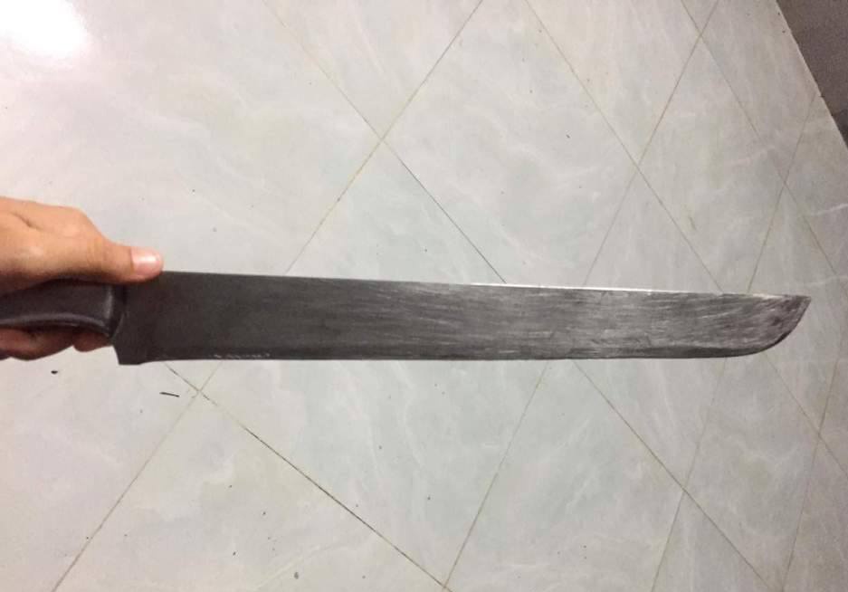 Cầm dao đập cửa kính cướp tài sản giữa đêm ảnh 1 Cam dao dap cua kinh cuop tai san giua dem anh 1