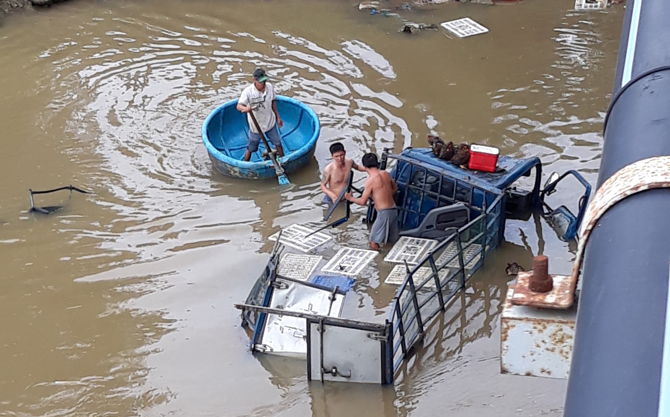 Cuu tai xe gay chan mac ket trong xe tai chim xuong song Dinh hinh anh