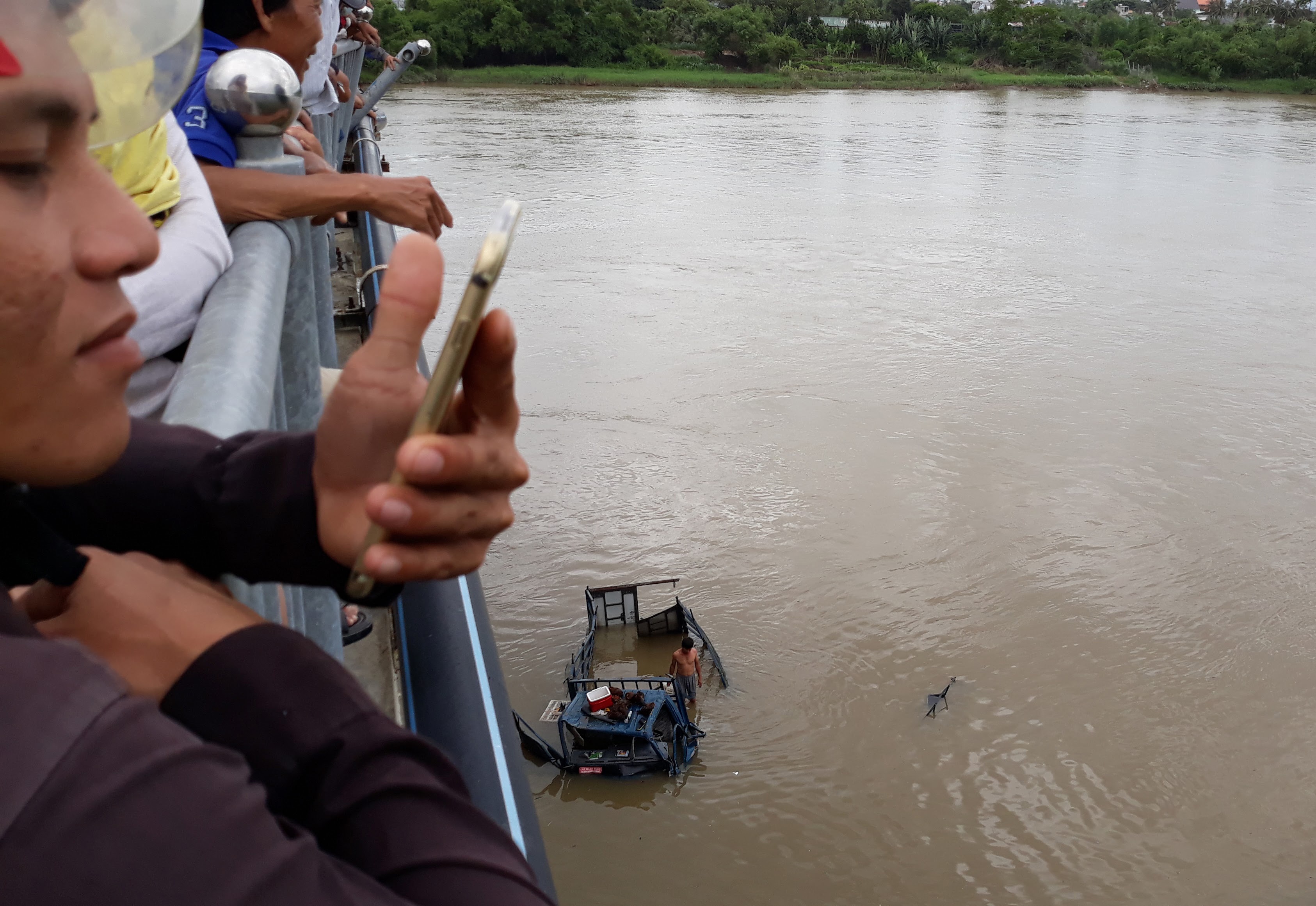 xe tải chở gà tông sập lan can cầu lao xuống sông dinh ảnh 2 xe tai cho ga tong sap lan can cau lao xuong song dinh anh 2