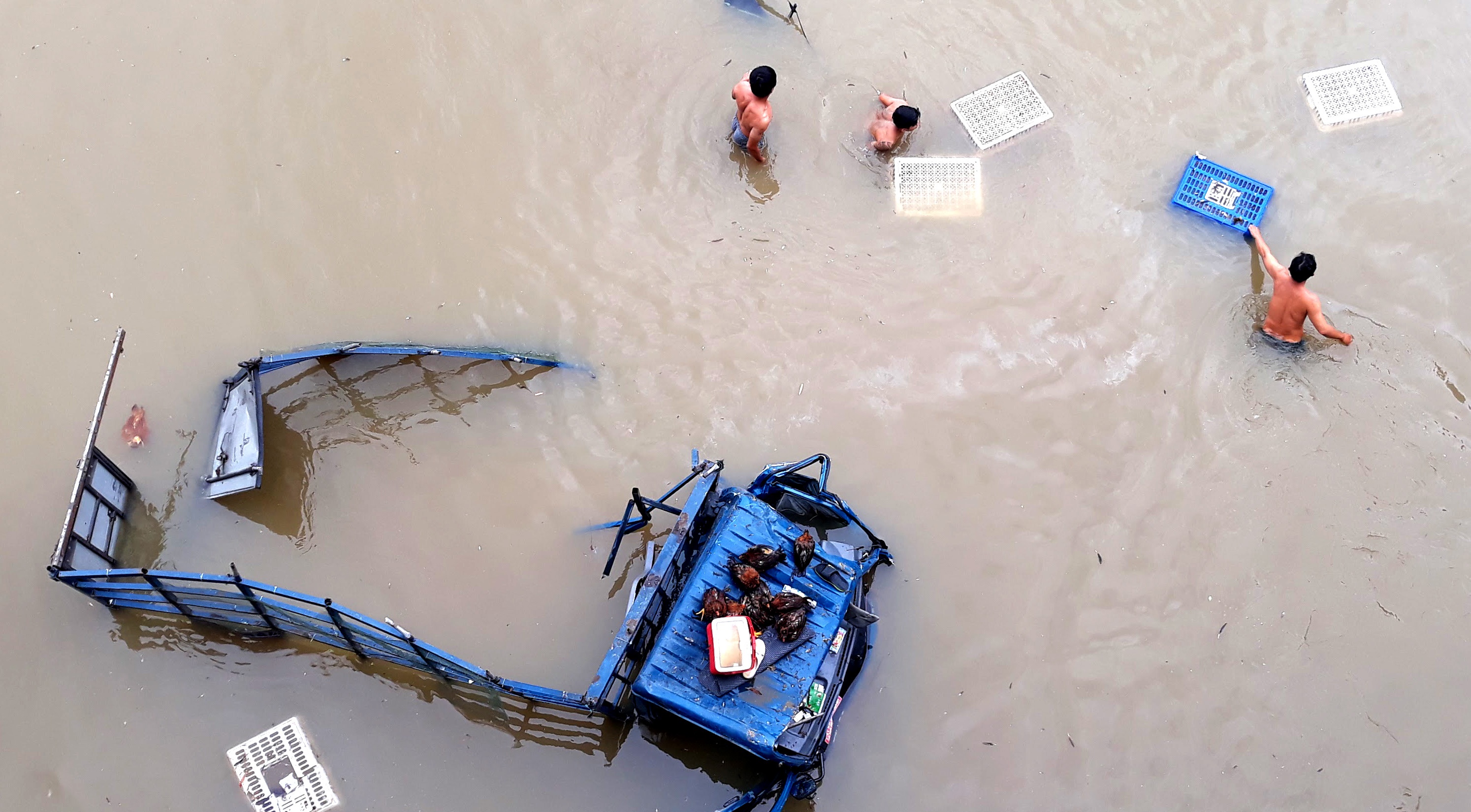 xe tải chở gà tông sập lan can cầu lao xuống sông dinh ảnh 1 xe tai cho ga tong sap lan can cau lao xuong song dinh anh 1