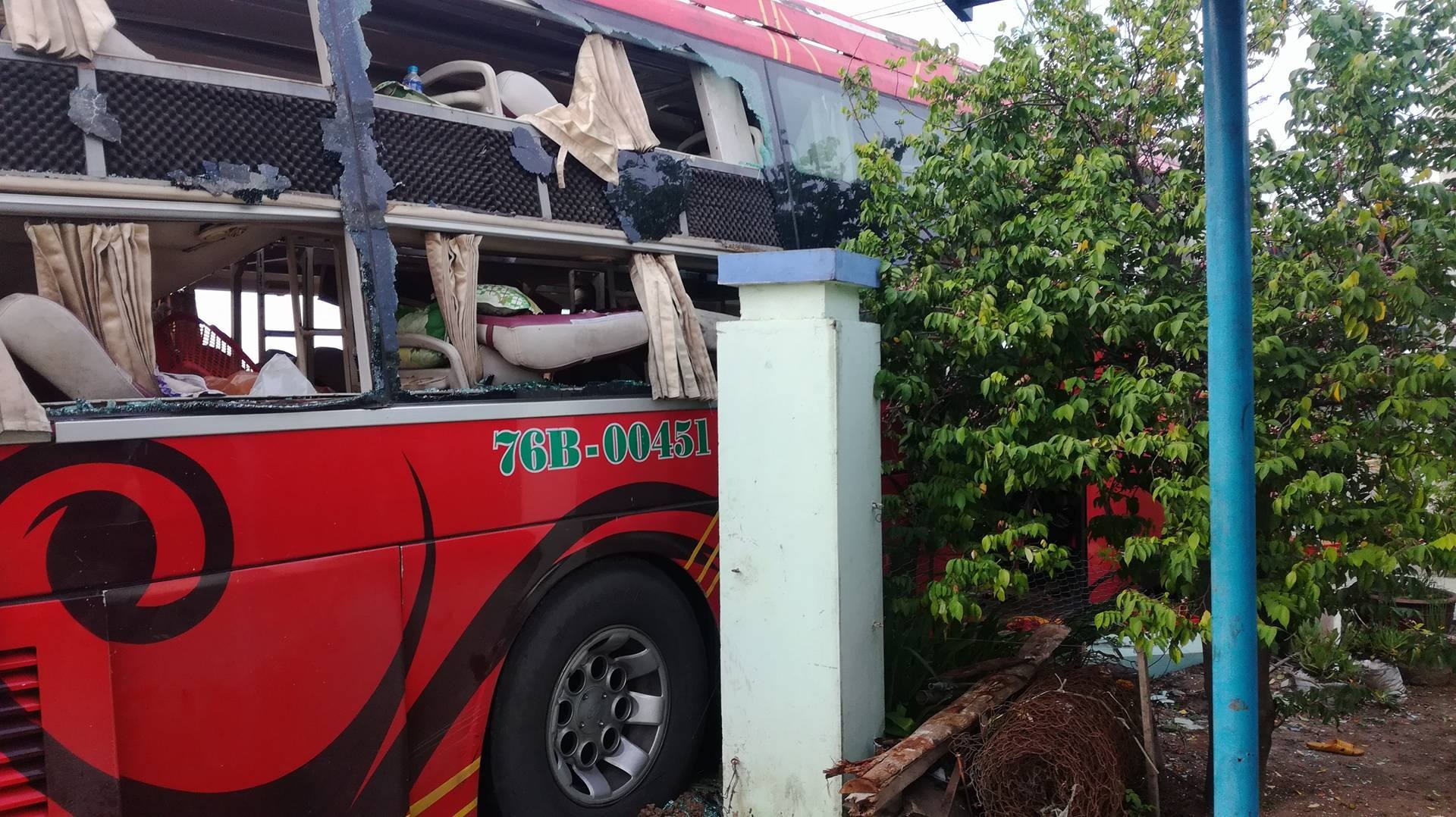 tai nan lien hoan giua 3 xe khach,  3 nguoi tu vong anh 2