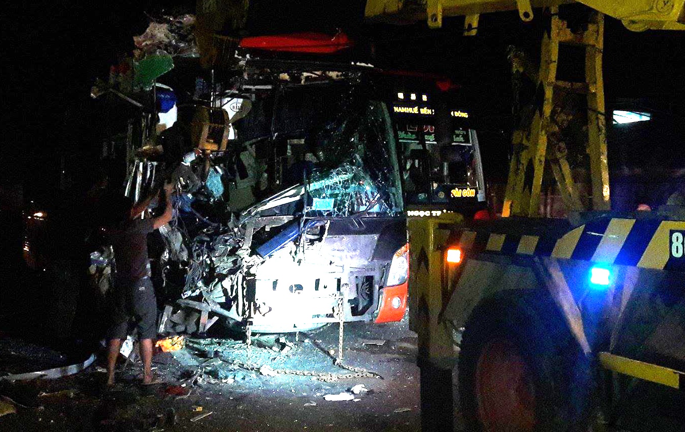 tai nan lien hoan giua 3 xe khach,  3 nguoi tu vong anh 3