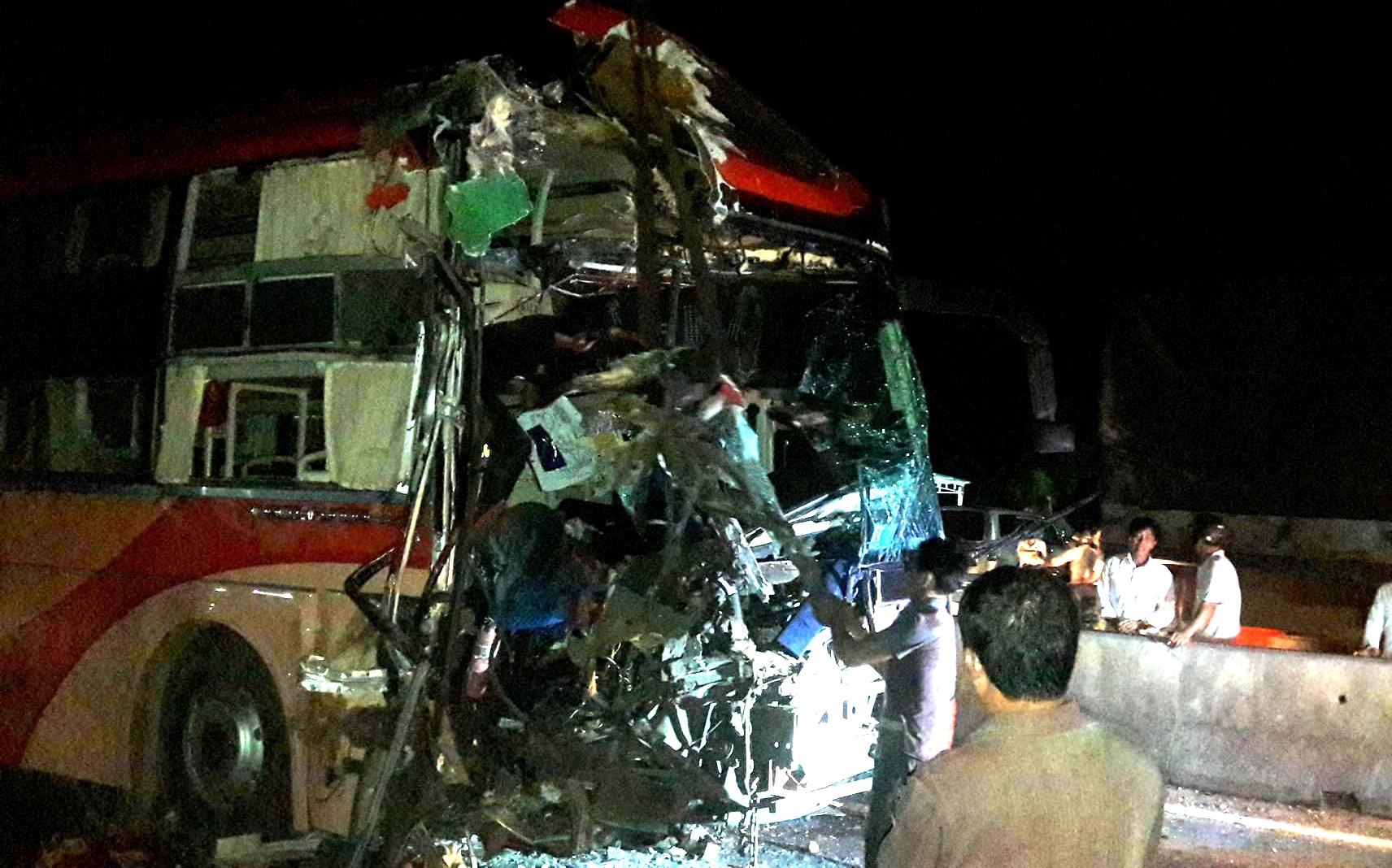 Tai nan lien hoan giua 3 xe khach tren quoc lo, 3 nguoi tu vong hinh anh