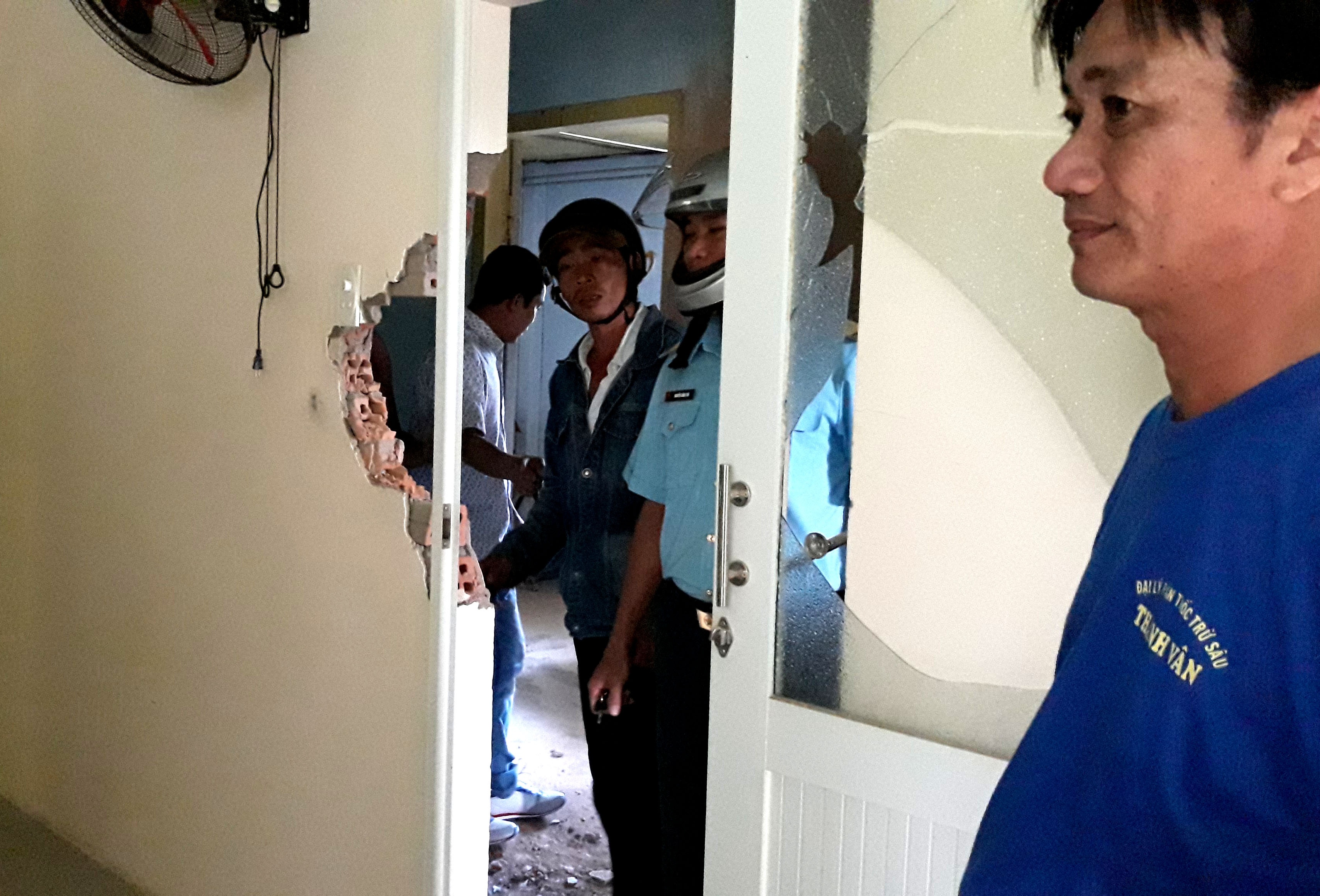 nhà dân hư hỏng sau tiếng nổ trên trời ảnh 3 nha dan hu hong sau tieng no tren troi anh 3