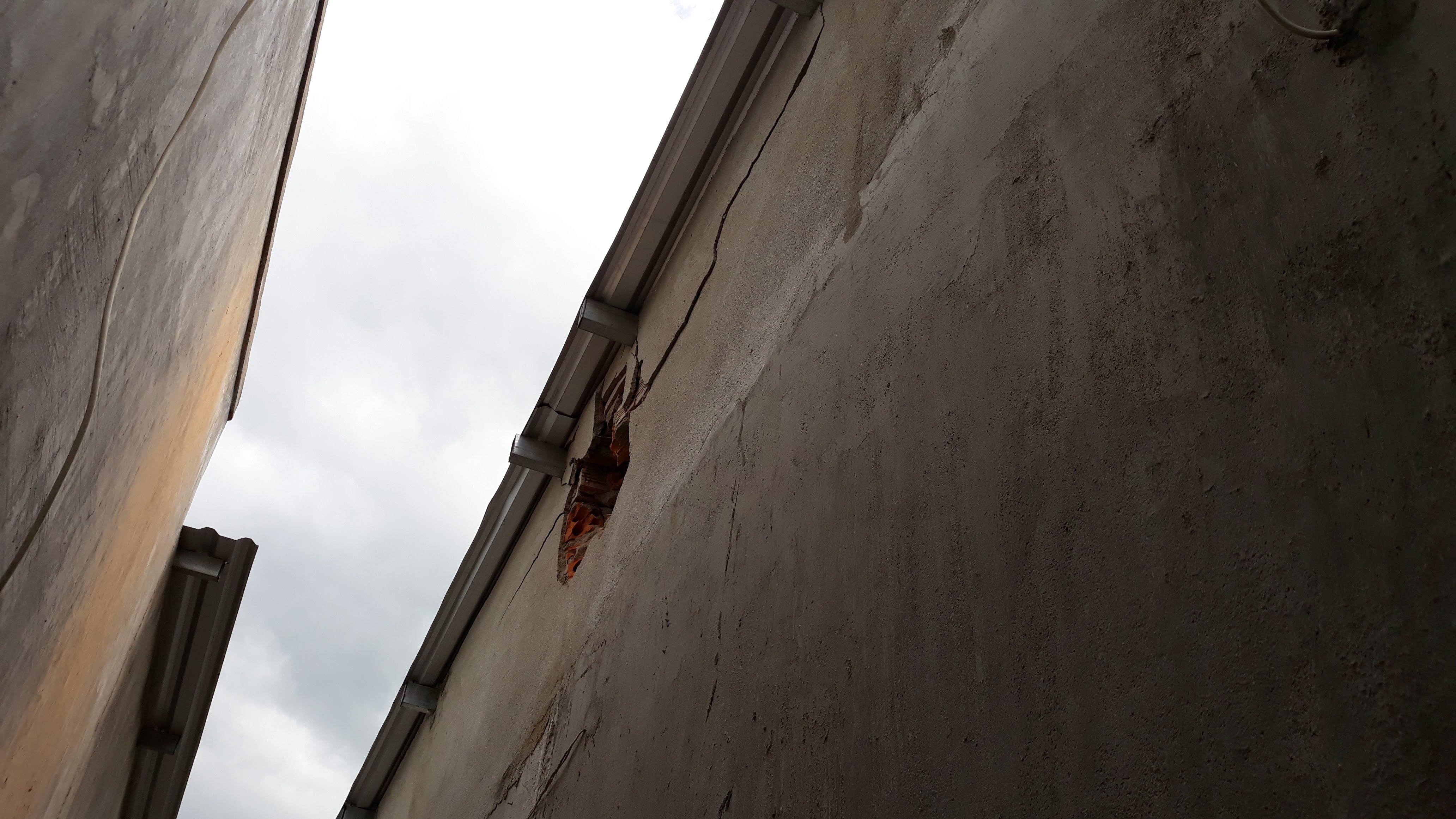 nhieu nha dan hu hong nang sau tieng no tren troi anh 3