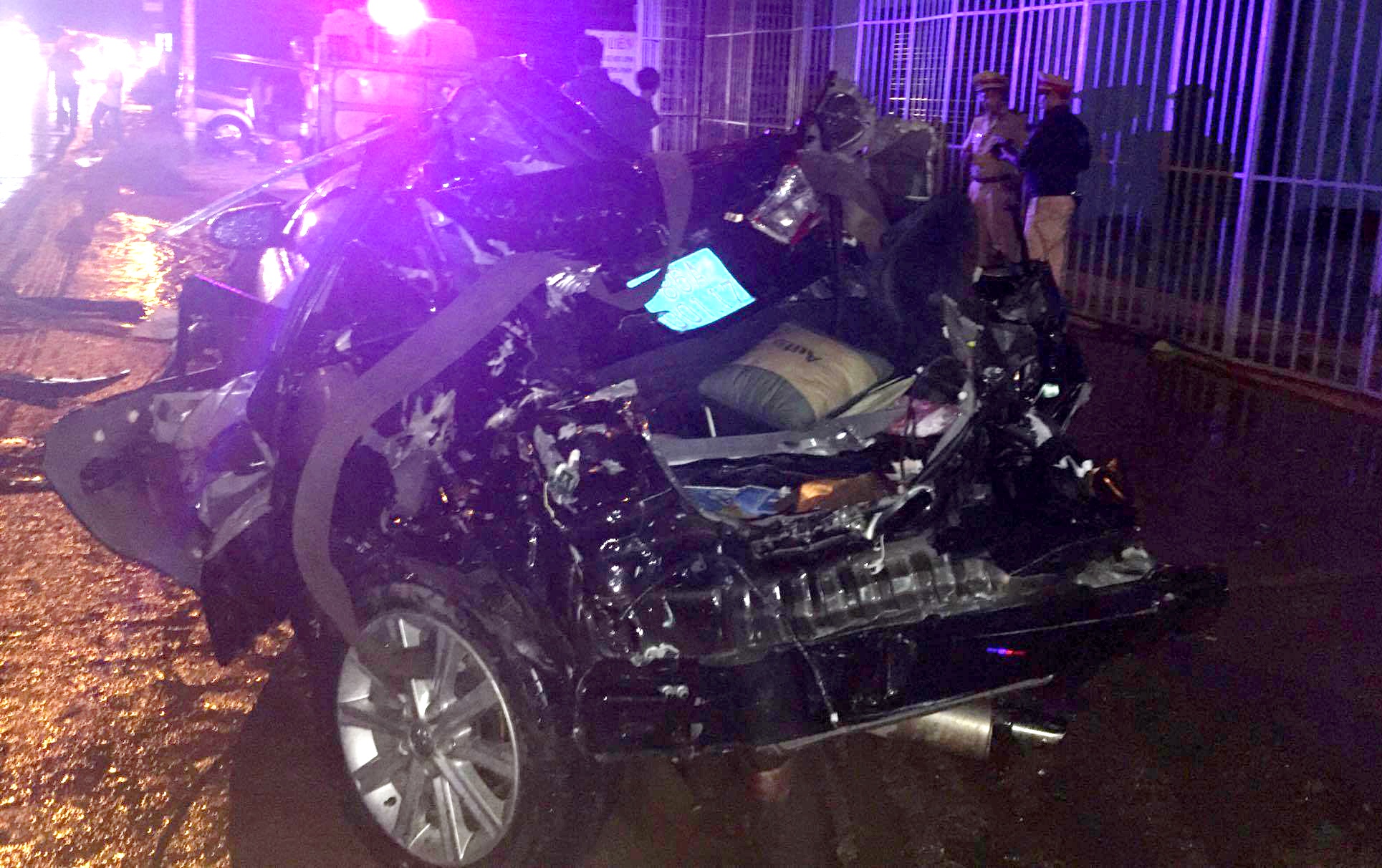 2 can bo Cong an Binh Thuan tu vong khi xe Camry bi tong tu phia sau hinh anh