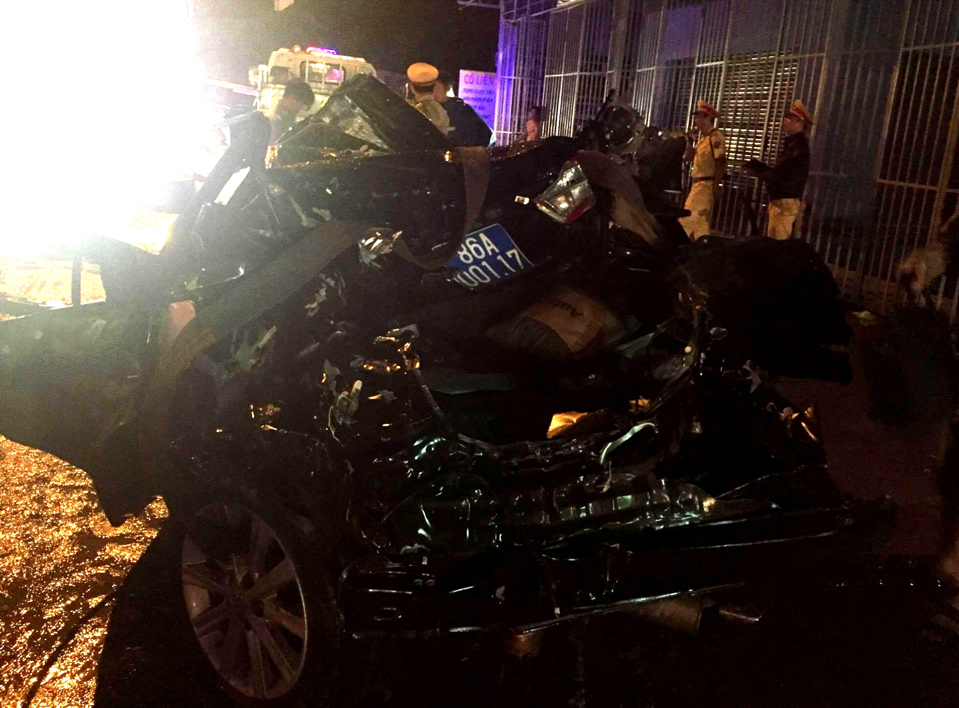 Oto cua Cong an Binh Thuan gap nan, 2 can bo tu vong hinh anh