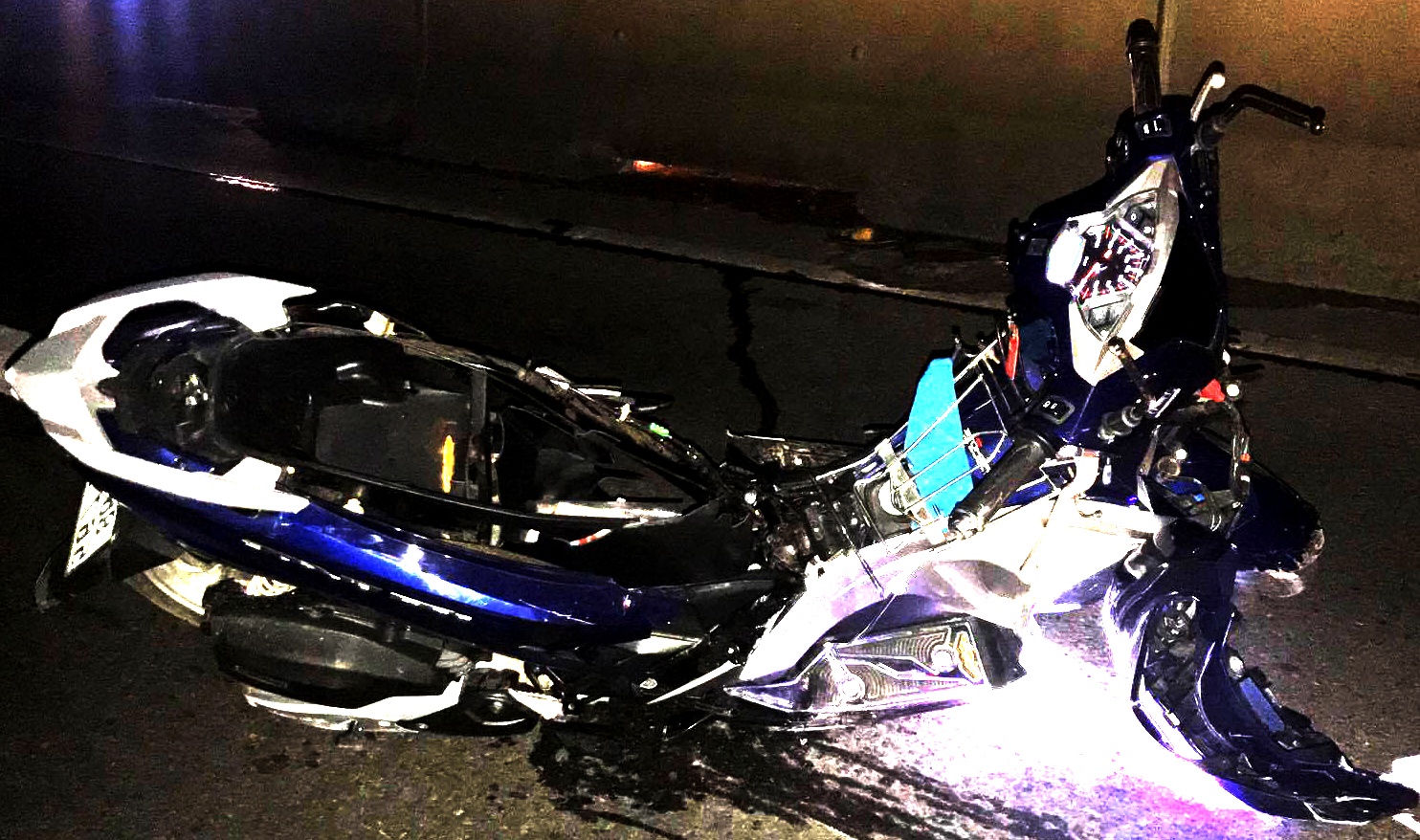 2 vo chong tu vong khi xe may bi oto tong vang gan 100 m hinh anh