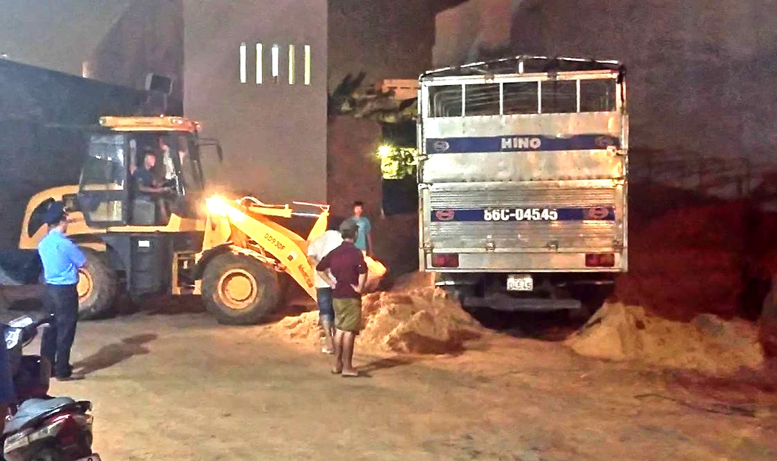 xe tai cho cat lau bo chay,  do cat doi pho thanh tra giao thong anh 1