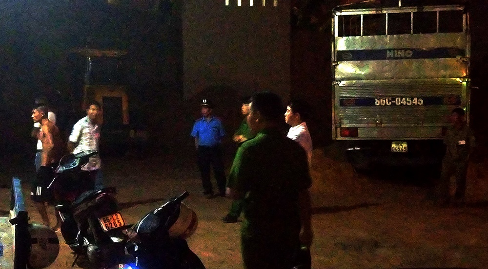 xe tai cho cat lau bo chay,  do cat doi pho thanh tra giao thong anh 2